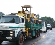 Entre os maquinários enviados estão um caminhão caçamba, três carregadeiras, duas escavadeiras, três caminhões basculantes, duas retroescavadeiras, duas motoniveladoras, um caminhão de transporte, um carregador frontal, um trator de esteira, dois caminhões-pipas, além de veículos leves de apoio e geradores de energia. Foto: Rodrigo Félix Leal/Seil
