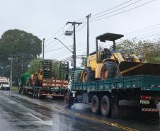 Entre os maquinários enviados estão um caminhão caçamba, três carregadeiras, duas escavadeiras, três caminhões basculantes, duas retroescavadeiras, duas motoniveladoras, um caminhão de transporte, um carregador frontal, um trator de esteira, dois caminhões-pipas, além de veículos leves de apoio e geradores de energia. Foto: Rodrigo Félix Leal/Seil