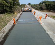 Clevelândia, 29 de agosto de 2024 - Obras de pavimentação em concreto com a técnica whitetopping na PR 280, na região sul do Paraná.