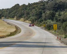Clevelândia, 29 de agosto de 2024 - Obras de pavimentação em concreto com a técnica whitetopping na PR 280, na região sul do Paraná.