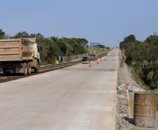 Clevelândia, 29 de agosto de 2024 - Obras de pavimentação em concreto com a técnica whitetopping na PR 280, na região sul do Paraná.