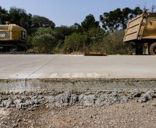 Clevelândia, 29 de agosto de 2024 - Obras de pavimentação em concreto com a técnica whitetopping na PR 280, na região sul do Paraná.