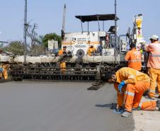 Clevelândia, 29 de agosto de 2024 - Obras de pavimentação em concreto com a técnica whitetopping na PR 280, na região sul do Paraná.