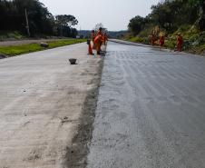 Clevelândia, 29 de agosto de 2024 - Obras de pavimentação em concreto com a técnica whitetopping na PR 280, na região sul do Paraná.