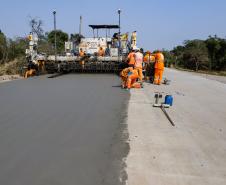 Clevelândia, 29 de agosto de 2024 - Obras de pavimentação em concreto com a técnica whitetopping na PR 280, na região sul do Paraná.
