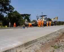 Clevelândia, 29 de agosto de 2024 - Obras de pavimentação em concreto com a técnica whitetopping na PR 280, na região sul do Paraná.