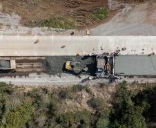 Clevelândia, 29 de agosto de 2024 - Obras de pavimentação em concreto com a técnica whitetopping na PR 280, na região sul do Paraná.