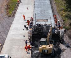 Clevelândia, 29 de agosto de 2024 - Obras de pavimentação em concreto com a técnica whitetopping na PR 280, na região sul do Paraná.