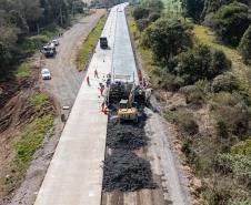 Clevelândia, 29 de agosto de 2024 - Obras de pavimentação em concreto com a técnica whitetopping na PR 280, na região sul do Paraná.