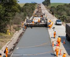 Clevelândia, 29 de agosto de 2024 - Obras de pavimentação em concreto com a técnica whitetopping na PR 280, na região sul do Paraná.