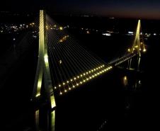  Ponte Brasil-Paraguai com a iluminação amarela