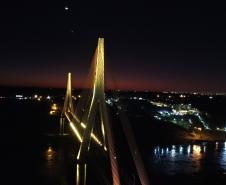  Ponte Brasil-Paraguai com a iluminação amarela