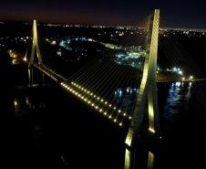  Ponte Brasil-Paraguai com a iluminação amarela