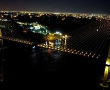  Ponte Brasil-Paraguai com a iluminação amarela