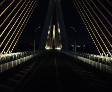  Ponte Brasil-Paraguai com a iluminação amarela