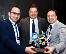 homens segurando Troféu PAINEL 2024