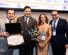 pessoas posando com o Troféu PAINEL 2024