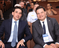 homens na plateia do Troféu PAINEL 2024