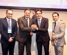 homens posando com o Troféu PAINEL 2024