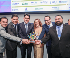 pessoas posando com o Troféu PAINEL 2024