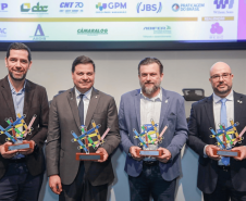 homens posando com o Troféu PAINEL 2024