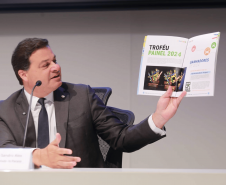 Secretário Sandro na bancada do Troféu PAINEL 2024