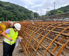 A engenheira civil de supervisão da obra Melina Mota e Castro, 29 anos, veio de Goiás para trabalhar no empreendimento.