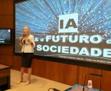 O governador Carlos Massa Ratinho Junior participa da palestra com a especialista em Inteligência Artificial, Martha Gabriel.