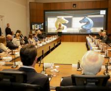 O governador Carlos Massa Ratinho Junior participa da palestra com a especialista em Inteligência Artificial, Martha Gabriel.