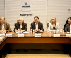 O governador Carlos Massa Ratinho Junior participa da palestra com a especialista em Inteligência Artificial, Martha Gabriel.