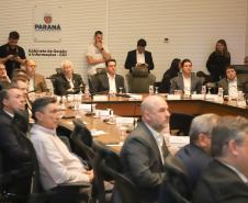 O governador Carlos Massa Ratinho Junior participa da palestra com a especialista em Inteligência Artificial, Martha Gabriel.