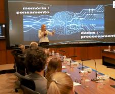 O governador Carlos Massa Ratinho Junior participa da palestra com a especialista em Inteligência Artificial, Martha Gabriel.