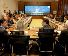 O governador Carlos Massa Ratinho Junior participa da palestra com a especialista em Inteligência Artificial, Martha Gabriel.