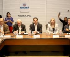 O governador Carlos Massa Ratinho Junior participa da palestra com a especialista em Inteligência Artificial, Martha Gabriel.
