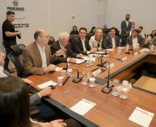 O governador Carlos Massa Ratinho Junior participa da palestra com a especialista em Inteligência Artificial, Martha Gabriel.