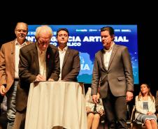 Curitiba, 22 de outubro de 2024 - O governador Carlos Massa Ratinho Junior  participa, no Teatro Guaíra, do evento sobre Inteligência Artificial e Sanção da Lei de Aprovação do Plano de IA para o Serviço Público do Paraná.