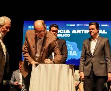 Curitiba, 22 de outubro de 2024 - O governador Carlos Massa Ratinho Junior  participa, no Teatro Guaíra, do evento sobre Inteligência Artificial e Sanção da Lei de Aprovação do Plano de IA para o Serviço Público do Paraná.