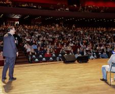 Curitiba, 22 de outubro de 2024 - O governador Carlos Massa Ratinho Junior  participa, no Teatro Guaíra, do evento sobre Inteligência Artificial e Sanção da Lei de Aprovação do Plano de IA para o Serviço Público do Paraná.