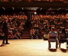 Curitiba, 22 de outubro de 2024 - O governador Carlos Massa Ratinho Junior  participa, no Teatro Guaíra, do evento sobre Inteligência Artificial e Sanção da Lei de Aprovação do Plano de IA para o Serviço Público do Paraná.