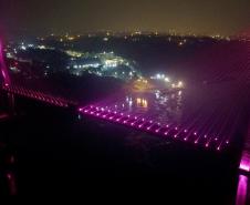 Ponte da Integração Brasil – Paraguai é iluminada na cor rosa durante o mês de outubro 