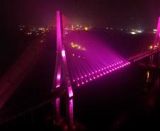Ponte da Integração Brasil – Paraguai é iluminada na cor rosa durante o mês de outubro 