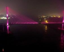 Ponte da Integração Brasil – Paraguai é iluminada na cor rosa durante o mês de outubro 