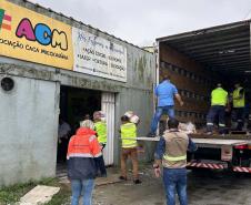 Cestas básicas sendo distribuídas em Paranaguá