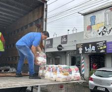 Cestas básicas sendo distribuídas em Paranaguá