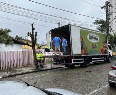 Cestas básicas sendo distribuídas em Paranaguá