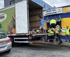 Cestas básicas sendo distribuídas em Paranaguá