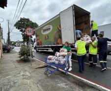 Cestas básicas sendo distribuídas em Paranaguá