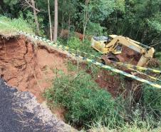 obra de recuperação de rodovia atingida por erosão em Curiúva