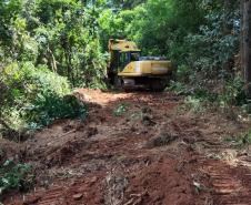 obra de recuperação de rodovia atingida por erosão em Curiúva