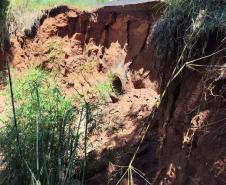 obra de recuperação de rodovia atingida por erosão em Curiúva